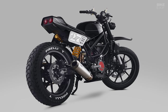 Meski bergaya scrambler, motor ini tetap street legal