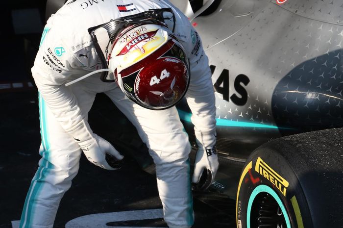 Lewis Hamilton mengecek mobilnya usai balapan F1 Australia 2019