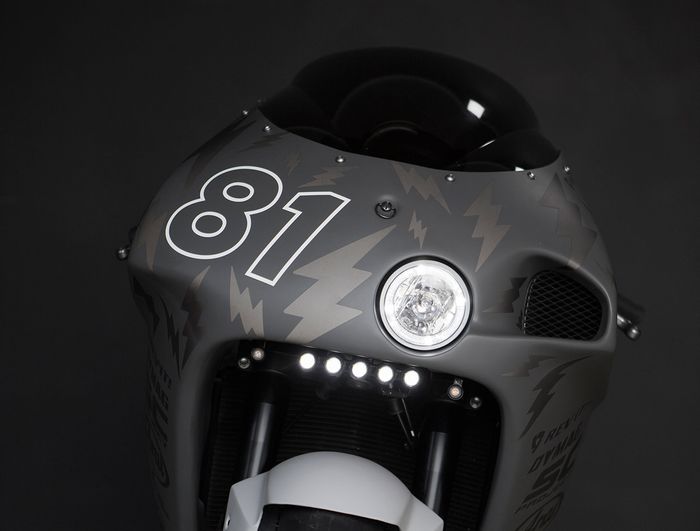 Bagian wajahnya unik karena enggak simetris