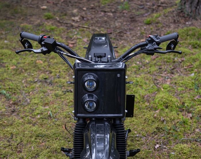Tampang depannya mirip flat tracker