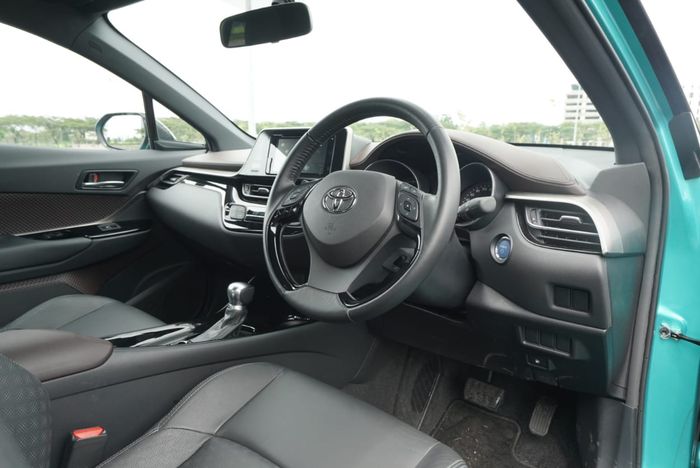 Desain interior Toyota C-HR Hybrid tak ubahnya versi konvensional