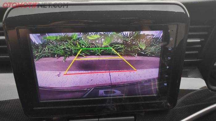 Monitor dengan kamera mundur di Suzuki XL7 Alpha