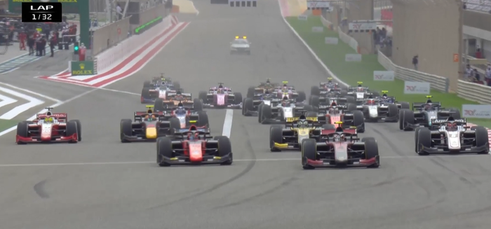 Mick Schumacher (paling kiri) melakukan start bagus pada race 1 F2 Bahrain 2020