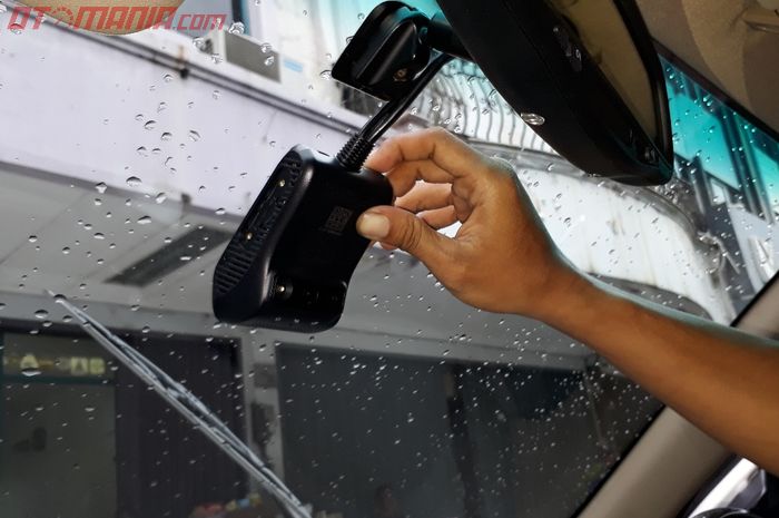 Posisi dash cam sebaiknya di bawah kaca spion tengah