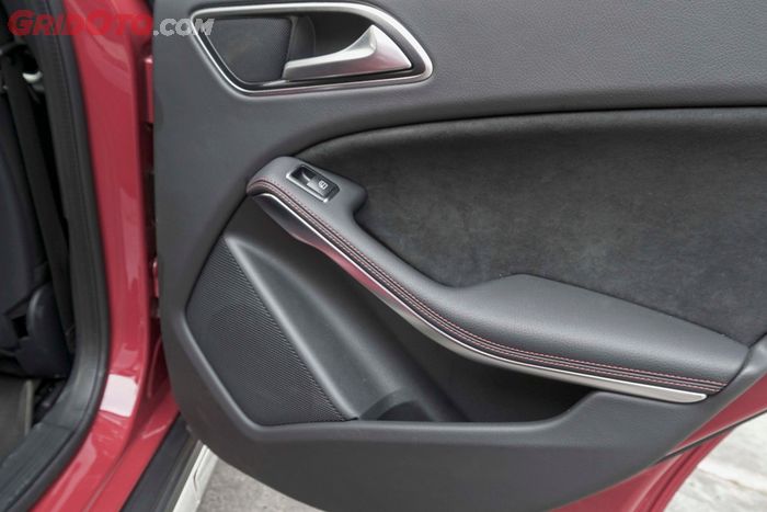 Kompartemen terbuka di Mercedes-Benz GLA 200 AMG Line