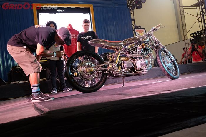 Steve Caballero kagum dengan motor garapan Andika