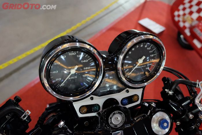 Panel instrument milik Honda CB400 masih dipertahankan