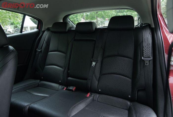 Honda Civic Hatchback E dan Mazda3 sudah dilengkapi dengan jok kulit