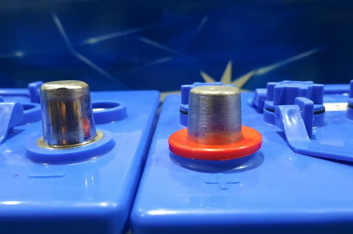 ILUSTRASI. Yang kiri terminal aki Massiv XP baru, tipe forged