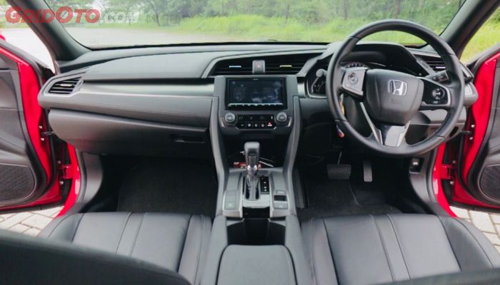 Honda Civic Hatchback E memiliki ruang penyimpanan terbuka yang lebih banyak dibanding Mazda3 khususnya di bagian depan