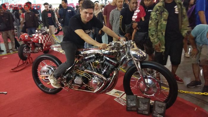 Andika Pratama dari Kromworks menunggangi The 29, Pemenang Best Custom Bike Show