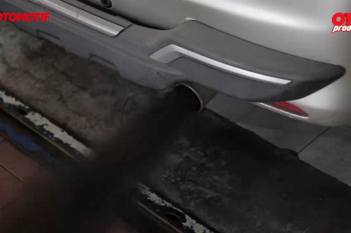 Ilustrasi asap hitam pekat keluar dari knalpot mobil diesel