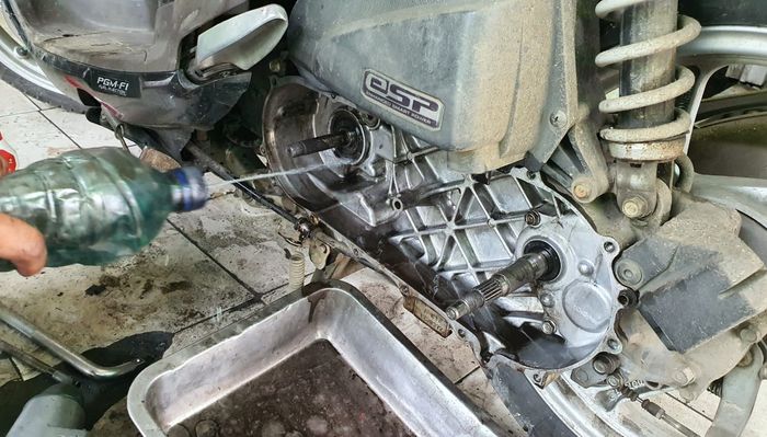 Sil pulley depan getas bikin oli mesin rembes ke bak CVT, efeknya bikin area CVT jadi kotor, biar bersih tinggal disemprot bensin !