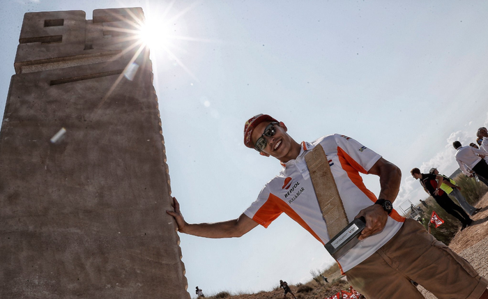 Marc Marquez bediri di samping monolit di tikungan ke-10 Aragon