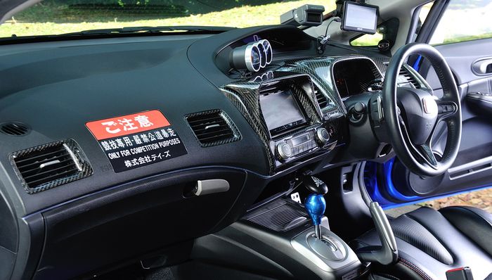 Tampilan kabin modifikasi Honda Civic FD1 bergaya street racing