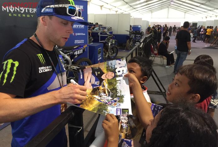 Romain Febvre kedatangan fans kecil yang juga minta tanda tangan