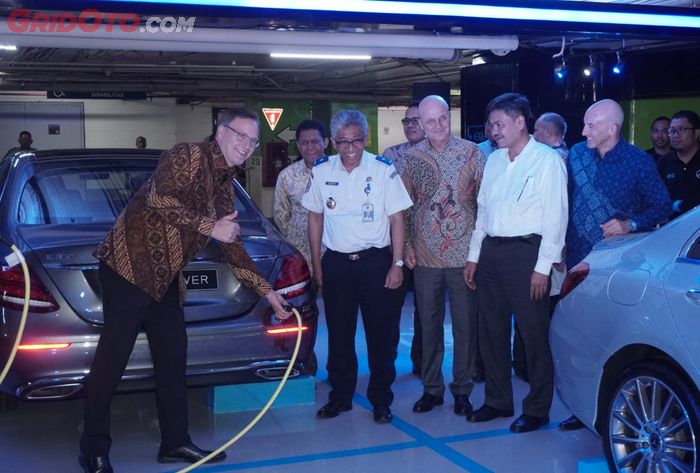 Roelof Lamberts (paling kiri), Presiden dan CEO PT. Mercedes-Benz Distribution Indonesia saat memperkenalkan Mercedes-Benz Privilege Parking with EQ Power