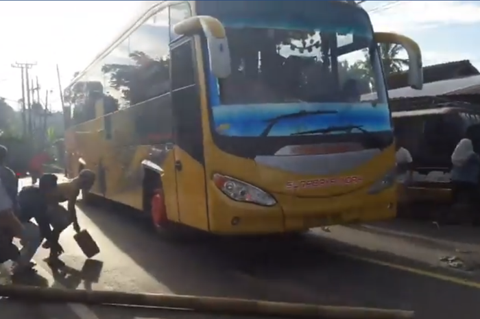 Detik-detik Bus Surabaya Indah alami rem blong
