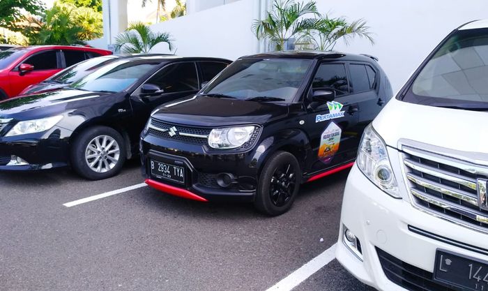 Suzuki Ignis GL AGS parkir di sebuah mall di kawasan Surabaya timur