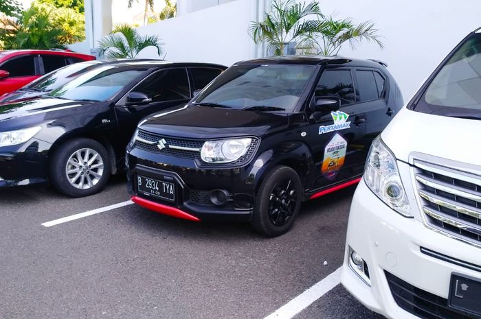 Suzuki Ignis GL AGS parkir di sebuah mall di kawasan Surabaya timur