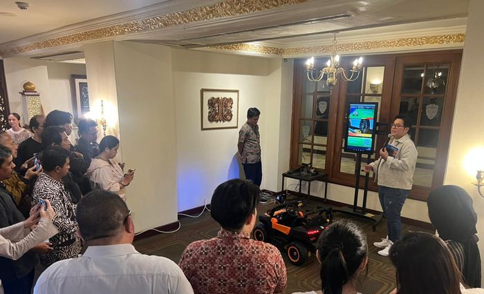 Hendri, Deputy General Manager Business Development Regional Secure Parking Indonesia, sedang menjelaskan terkait fitur Flap Lock kepada media pada momentum media gathering dan buka