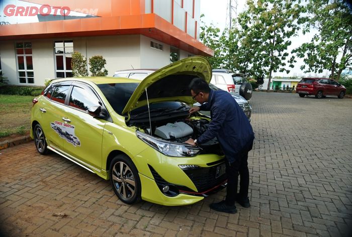 Pengecekan mobil tim Ekspedisi Tol Trans Jawa