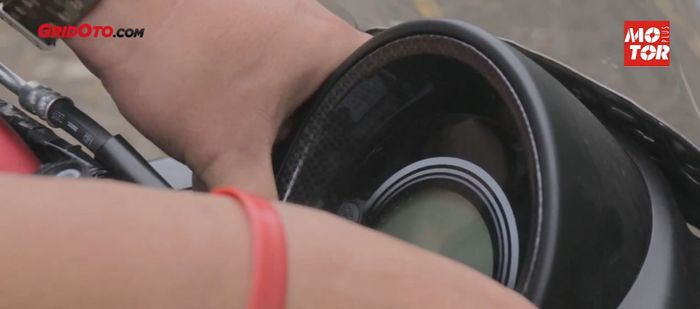 Pasang cover speedometer carbon cukup dengan tangan