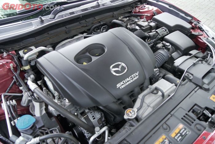 Mesin Mazda3 memiliki kapasitas yang lebih besar dari Honda Civic Hatchback E