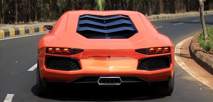 Tampilan buritan replika Lamborghini Aventador