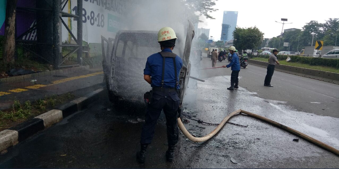 Petugas Suku Dinas Penanggulangan Kebakaran dan Penyelamatan berhasil memadamkan api yang melahap mobil Gran Max