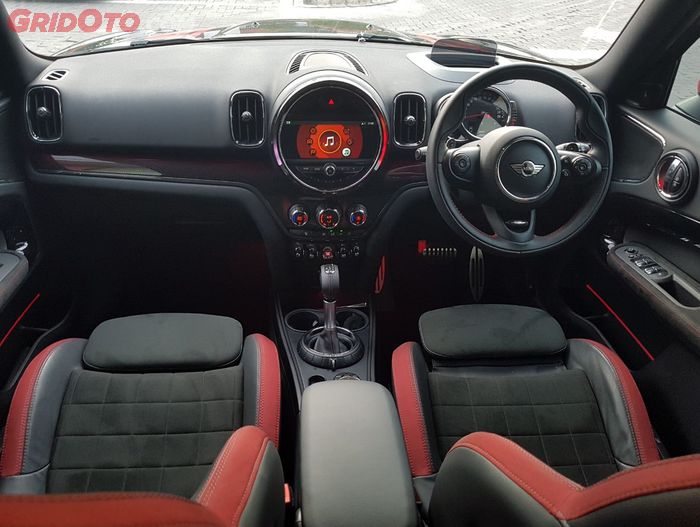 Dashboard khas MINI yang dipertahankan di MINI Countryman JCW