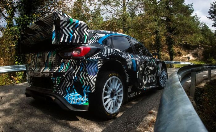 Mobil reli hybrid Ford Puma Rally1 saat diuji coba menjelang musim WRC 2022