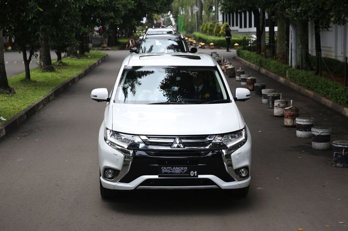 Mitsubishi Outlander PHEV saat dijajal para menteri