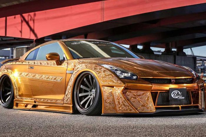 Nissan GT-R garapan Kuhl Racing berlapis emas
