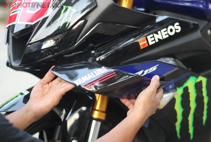 Pemasangan winglet di All New Yamaha R15 hanya bermodalkan 2 baut