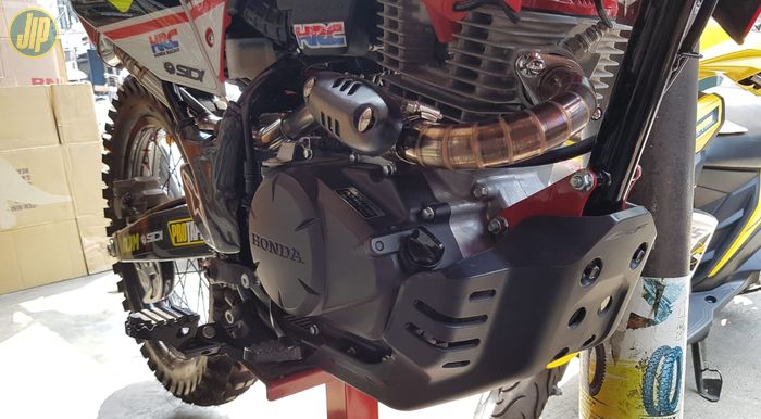 Bentuk pipa knalpot merek GP7 di CRF150