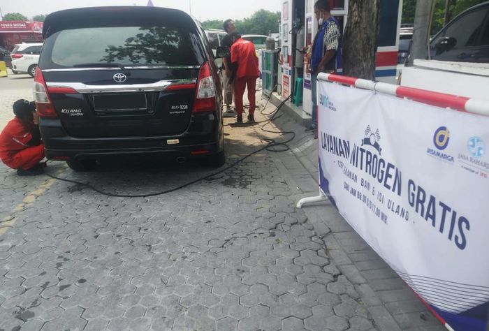 Pengecekan tekanan ban dan pengisian nitrogen gratis di posko siaga Jasa Marga dan Jasa Raharja.