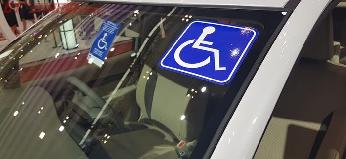 Ada sticker penyandang disabilitas di bagian windshield