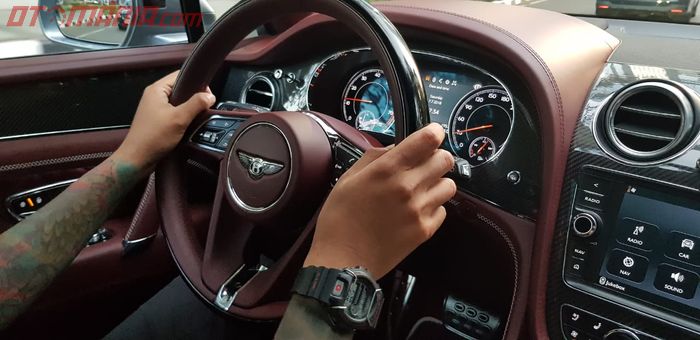 Interior Bentayga V8 bertabur panel serat karbon