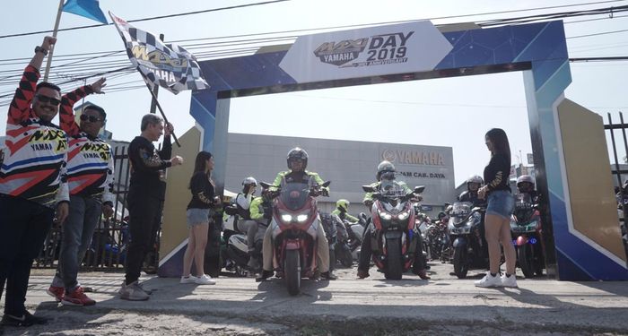 Para peserta melakukan turing ke event Maxi Yamaha Day di Puncak Tinambung, Sulawesi Selatan