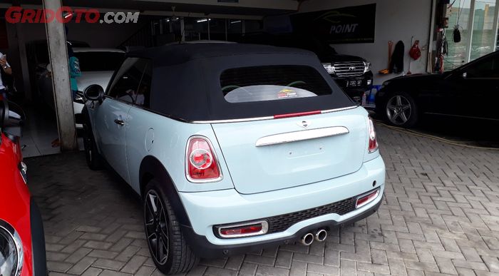 Tampak belakang MINI Cooper Convertible milik Gisel