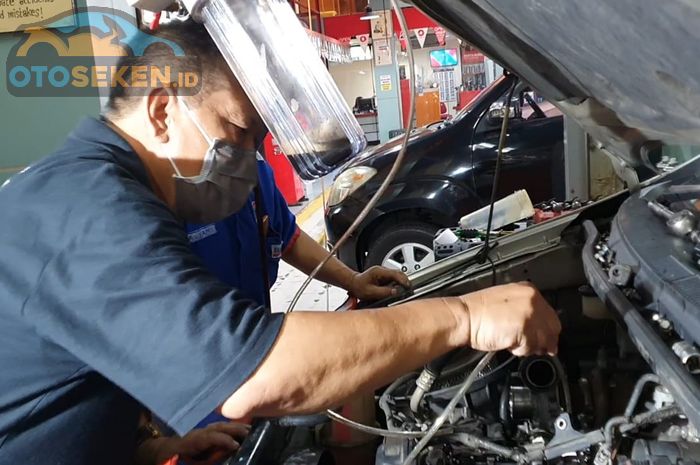 Proses gurah mesin pada Toyota Kijang Innova Diesel 2012