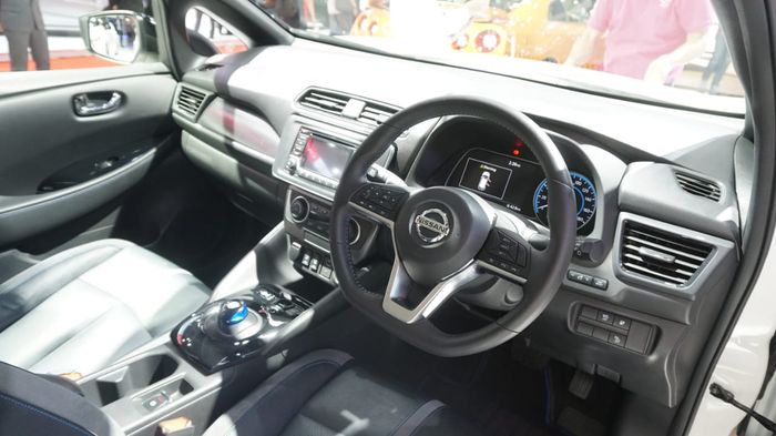 Interior Leaf punya ciri khas Nissan yang tergambar dari bentuk setir