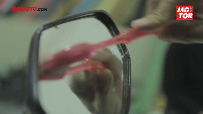 Gunakan sikat gigi untuk membersihkan noda dan jamur