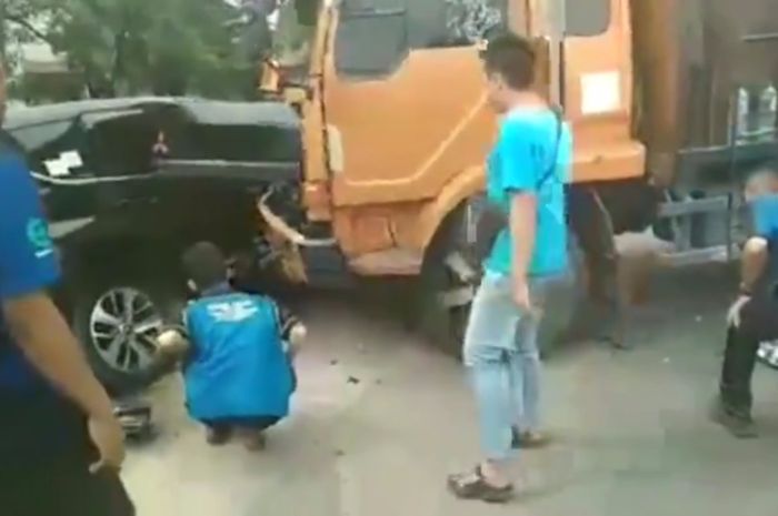 Kejadian Laka Lantas di Cibitung Mitsubishi Fuso 'mencium' Mitsubish Xpander (21/11/2017) jadi mrip kisah David versus Goliath