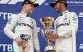 Lewis Hamilton Kasih Trofi Juara F1 Rusia ke Valtteri Bottas? Tonton Videonya