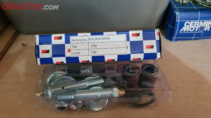Repair kit sokbreker depan Honda C70 imitasi, harganya sekitar Rp 165 ribuan