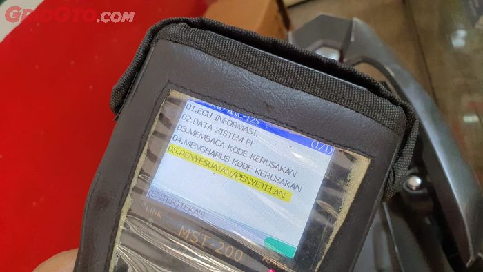 Semakin banyak fitur dan merk motor yang bisa dibaca, biasanya alat scan motor injeksi lebih mahal harganya 