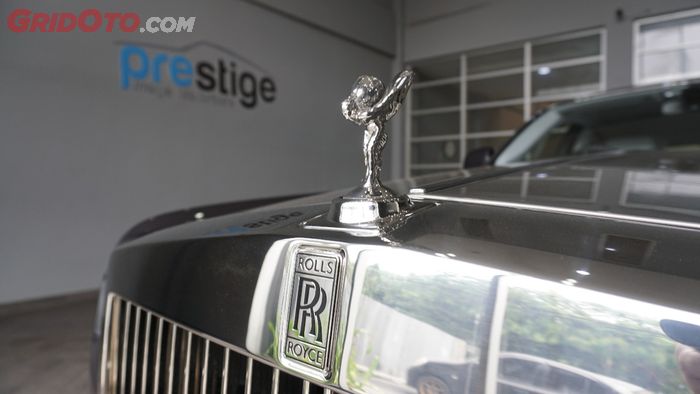 Lambang ciri khas Rolls-Royce yaitu spirit of ecstasy