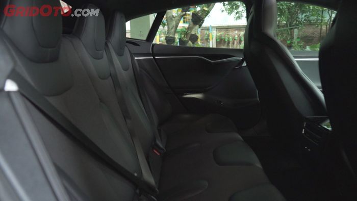 Kursi belakang Tesla Model S 90D akomodatif untuk 3 penumpang dewasa